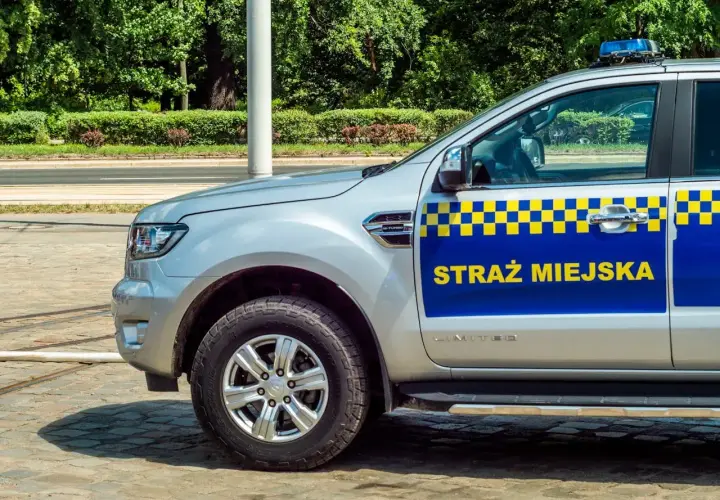 Samochód Straży Miejskiej z napisem "STRAŻ MIEJSKA" na drzwiach. Czy straż miejska może wystawić mandat za złe parkowanie? Tak, może.