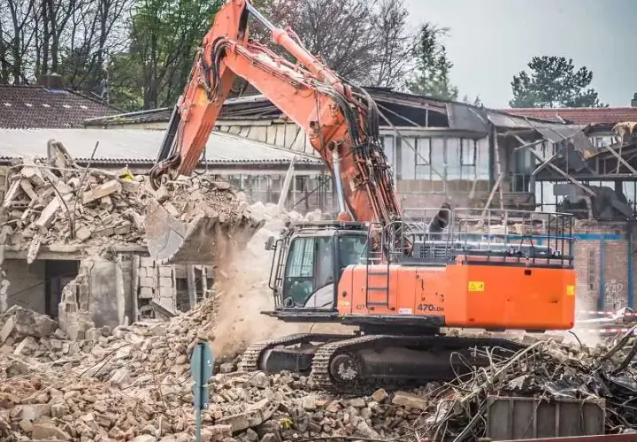 Ile kosztuje wyburzenie budynku gospodarczego? Sprawdź ukryte koszty