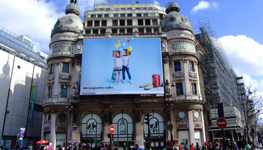Ile kosztuje wynajem billboardu? Poznaj ceny i ukryte koszty