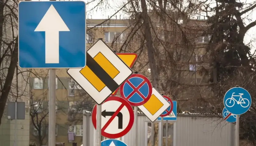 Kto stawia znaki drogowe? Na tym zdjęciu widzimy ich mnóstwo: zakaz skrętu, pierwszeństwo, postój, ścieżka rowerowa i inne.