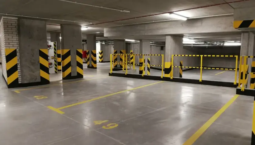 Nowe, puste miejsca parkingowe pod blokiem. Zastanawiasz się, ile kosztuje miejsce parkingowe pod blokiem?