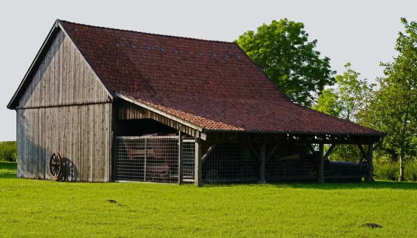 Ile budynków gospodarczych na działce? Sprawdź przepisy i ograniczenia