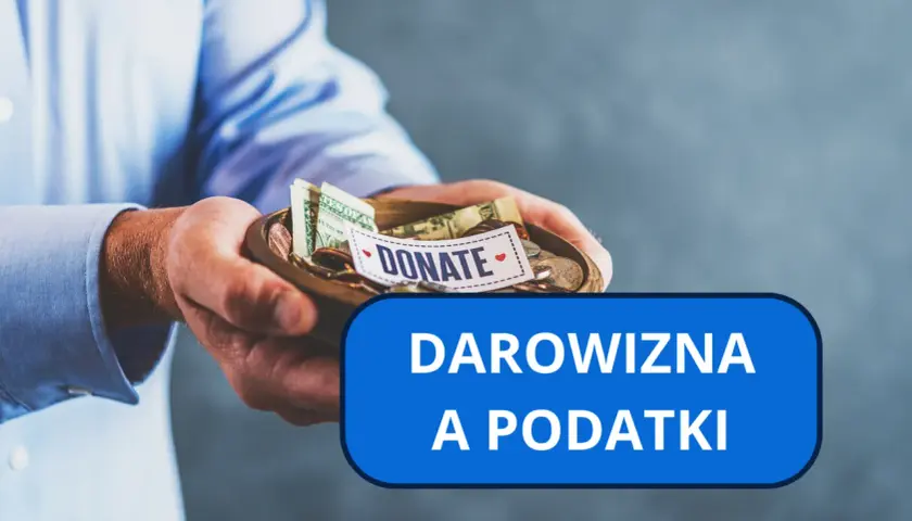 Dłonie trzymają miseczkę z datkami i banknotami. Napis "DONATE" i "DAROWIZNA A PODATKI" sugerują, jak uniknąć podatku od darowizny.