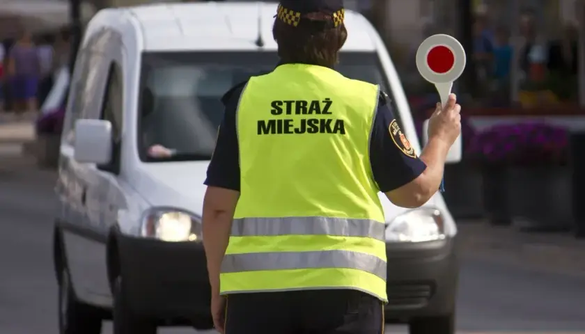 Czy straż miejska może wystawić mandat za parkowanie na osiedlu? Sprawdź zasady