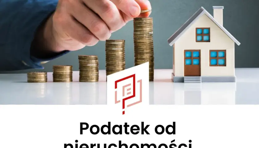 Ręka kładzie monetę na stosie, obok domku i rosnących stosów monet. Podatek od nieruchomości Poznań.
