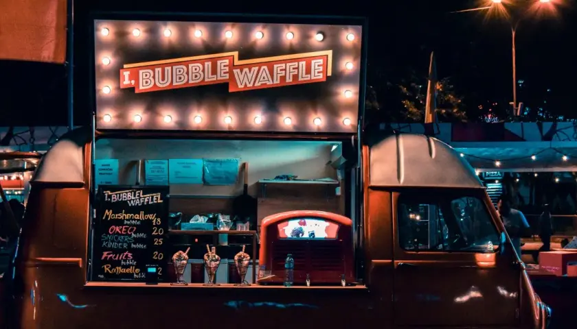 Food truck "Bubble Waffle" nocą. Menu z deserami i cenami. Chcesz wiedzieć, jak zamówić food trucka? Ten wygląda apetycznie!