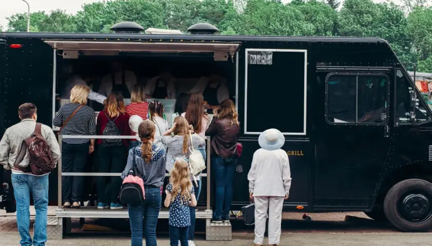 Kolejka do food trucka. Zastanawiasz się, ile kosztuje miejsce pod food truck?