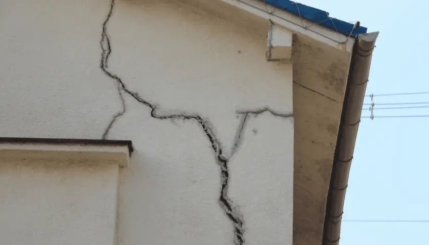 Pęknięcia na elewacji budynku sugerują, że jego wiek jest już znaczący.