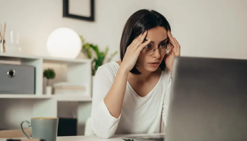 Zestresowana kobieta zmagająca się z problemem, zastanawia się, ile czasu na rozpatrzenie reklamacji.