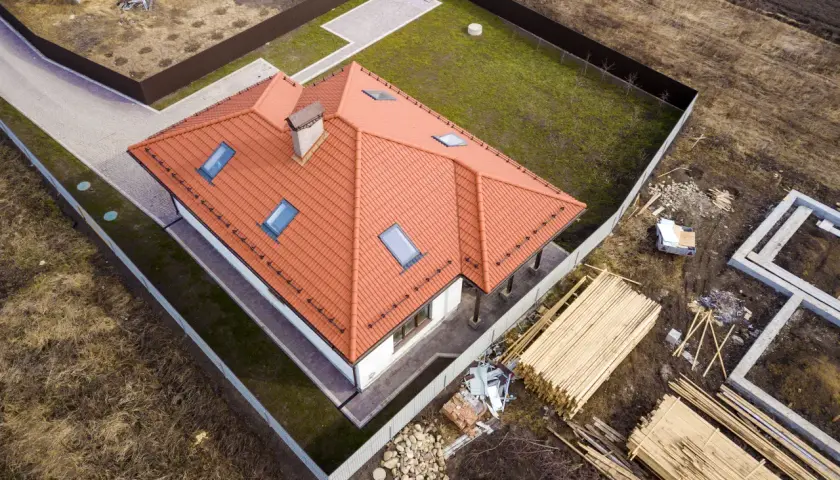 Co to jest budynek? Kluczowe cechy i definicje, które musisz znać