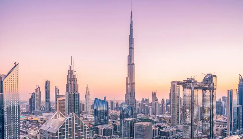 Panorama Dubaju o zachodzie słońca. Najwyższy wieżowiec, Burdż Chalifa, ma 163 piętra.