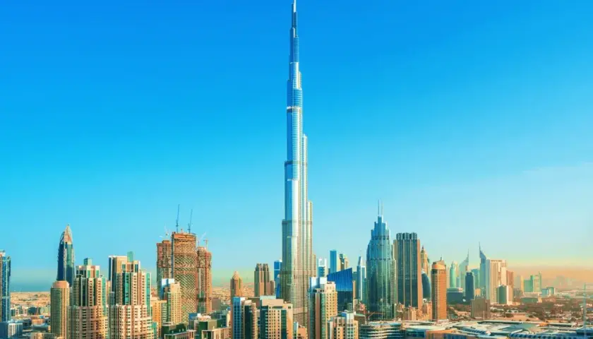 Burj Khalifa, najwyższy budynek świata, ma 163 piętra. Widać go na tle błękitnego nieba nad Dubajem.
