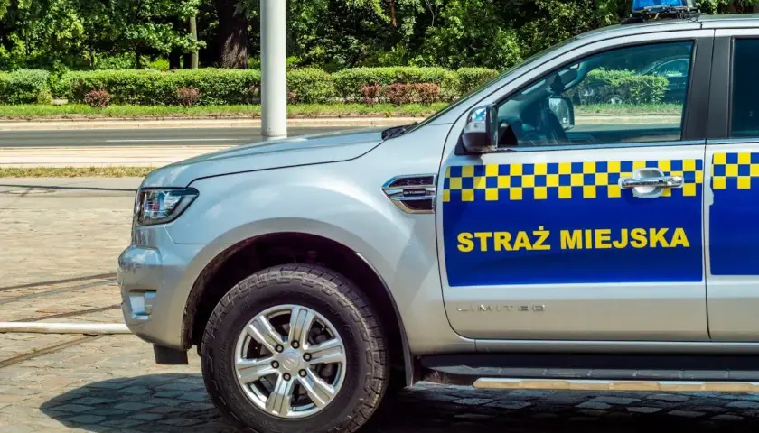 Samochód Straży Miejskiej z napisem "STRAŻ MIEJSKA" na drzwiach. Czy straż miejska może wystawić mandat za złe parkowanie? Tak, może.