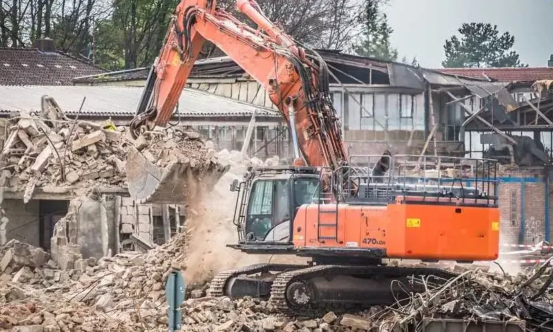 Ile kosztuje wyburzenie budynku gospodarczego? Sprawdź ukryte koszty