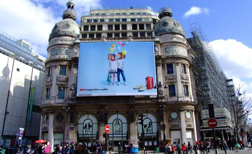 Ile kosztuje wynajem billboardu? Poznaj ceny i ukryte koszty