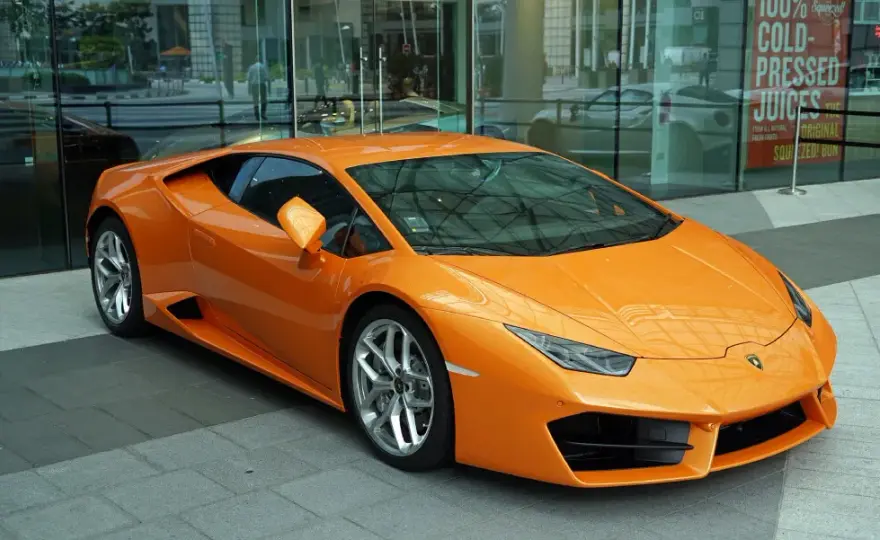 Ile kosztuje wynajem lamborghini? Sprawdź ceny i ukryte koszty
