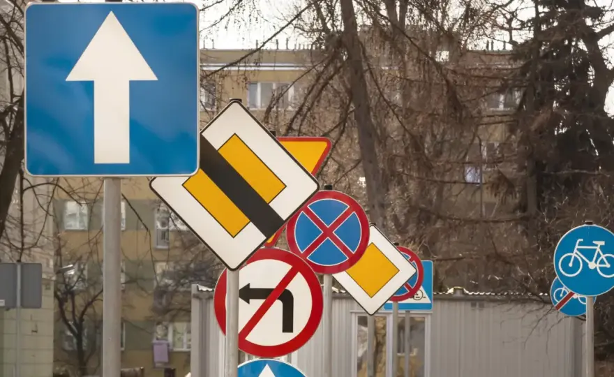 Kto odpowiada za znaki drogowe? Sprawdź, jak złożyć wniosek