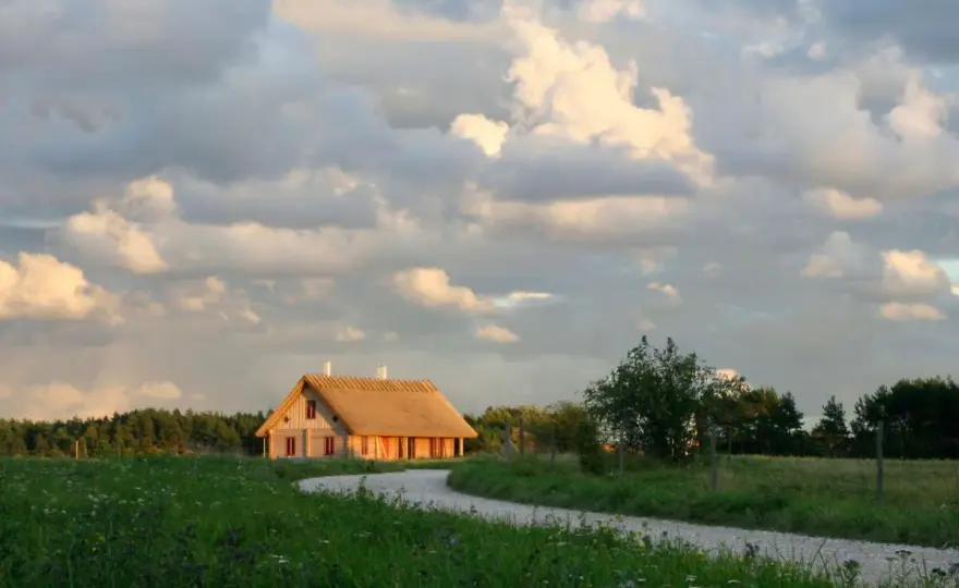 Czy rolnik płaci podatek od nieruchomości za budynek mieszkalny? Sprawdź zasady zwolnień