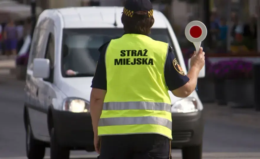 Czy straż miejska może wystawić mandat za parkowanie na osiedlu? Sprawdź zasady