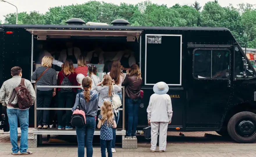 Ile kosztuje miejsce pod food trucka? Sprawdź ceny w Polsce