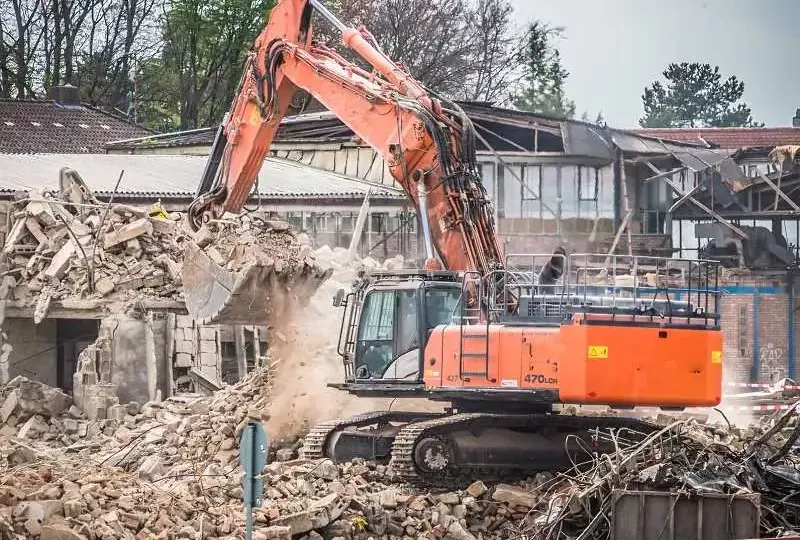 Ile kosztuje wyburzenie budynku gospodarczego? Sprawdź ukryte koszty