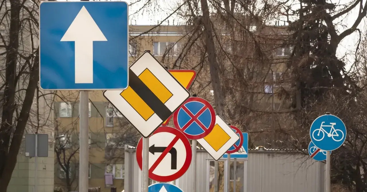 Kto stawia znaki drogowe? Na tym zdjęciu widzimy ich mnóstwo: zakaz skrętu, pierwszeństwo, postój, ścieżka rowerowa i inne.
