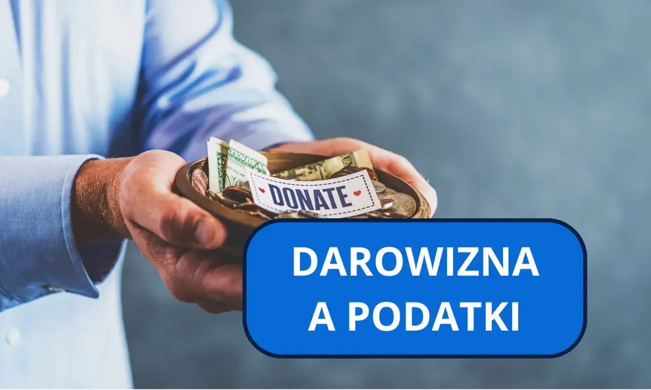 Dłonie trzymają miseczkę z datkami i banknotami. Napis "DONATE" i "DAROWIZNA A PODATKI" sugerują, jak uniknąć podatku od darowizny.