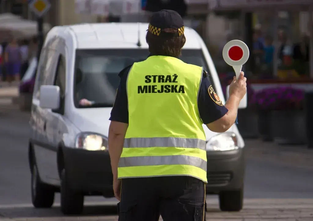 Czy straż miejska może wystawić mandat za parkowanie na osiedlu? Sprawdź zasady