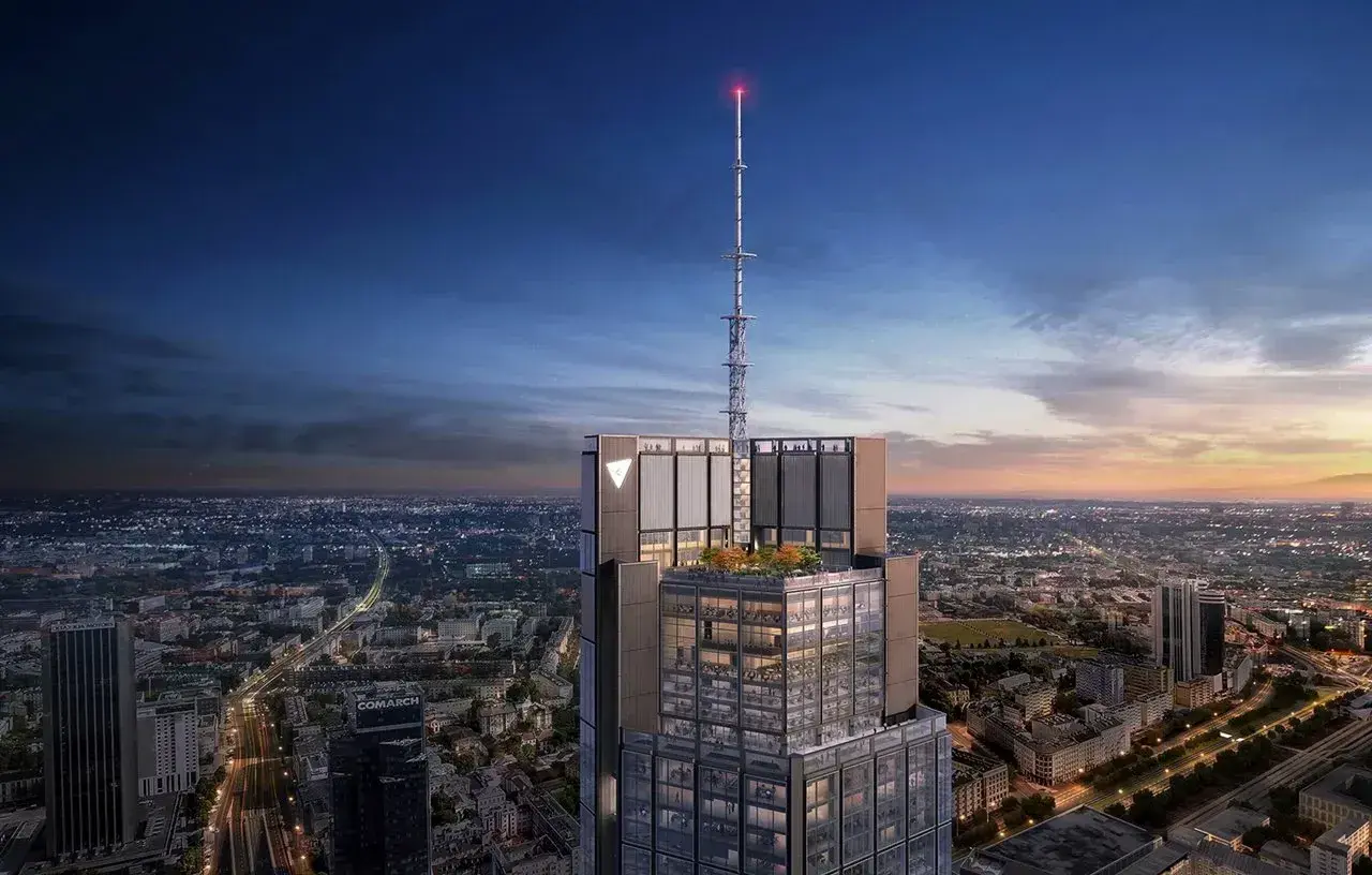 Wieżowiec Varso Tower z iglicą i ogrodem na dachu, górujący nad miastem. Ile pięter ma Varso Tower? To pytanie zadaje sobie wielu.