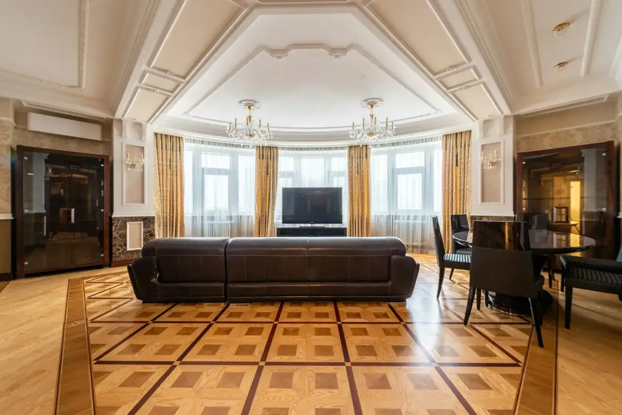 Elegancki salon z wygodną kanapą i jadalnią, idealny do rozważenia, jak wynajmować mieszkanie krótkoterminowo.