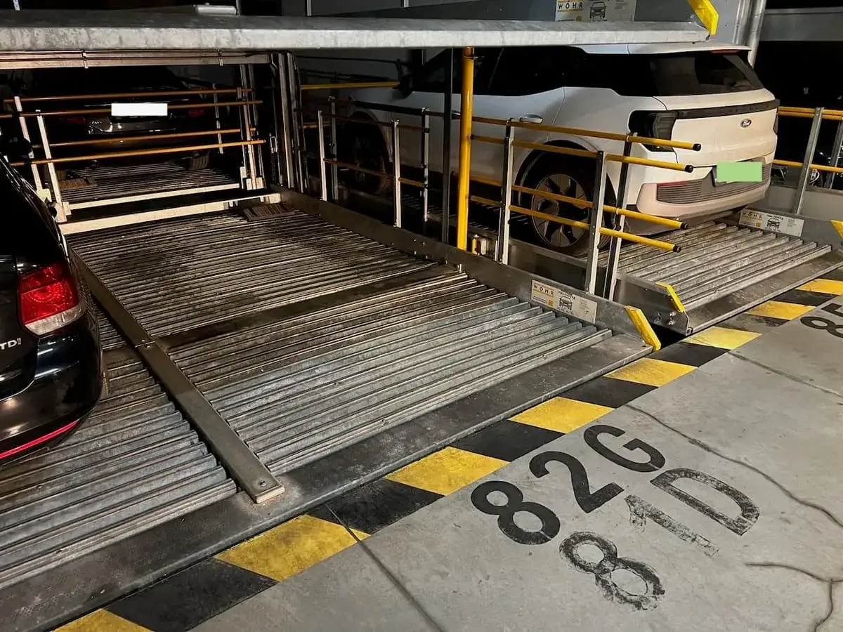 Zastanawiasz się, ile kosztuje miejsce parkingowe w Warszawie? Ten automatyczny parking z pewnością wpływa na ceny.