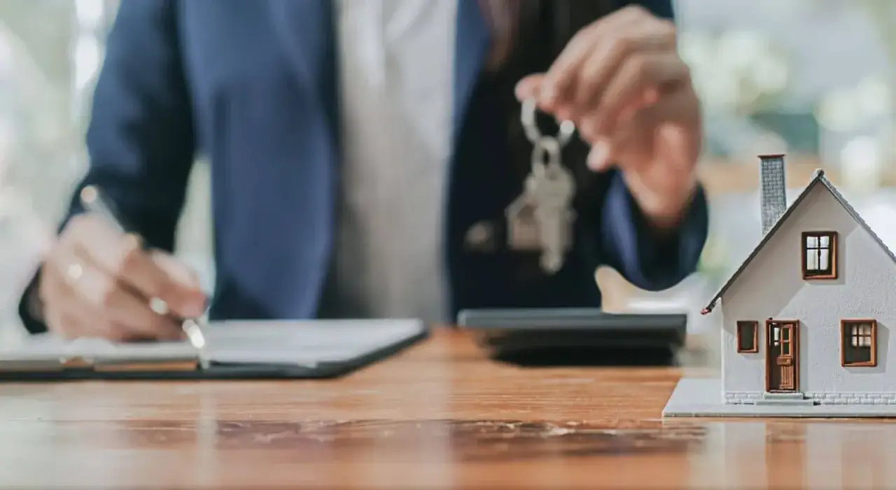 Klucze do domu i podpisanie dokumentów, co to jest hipoteka? Finansowanie zakupu nieruchomości.