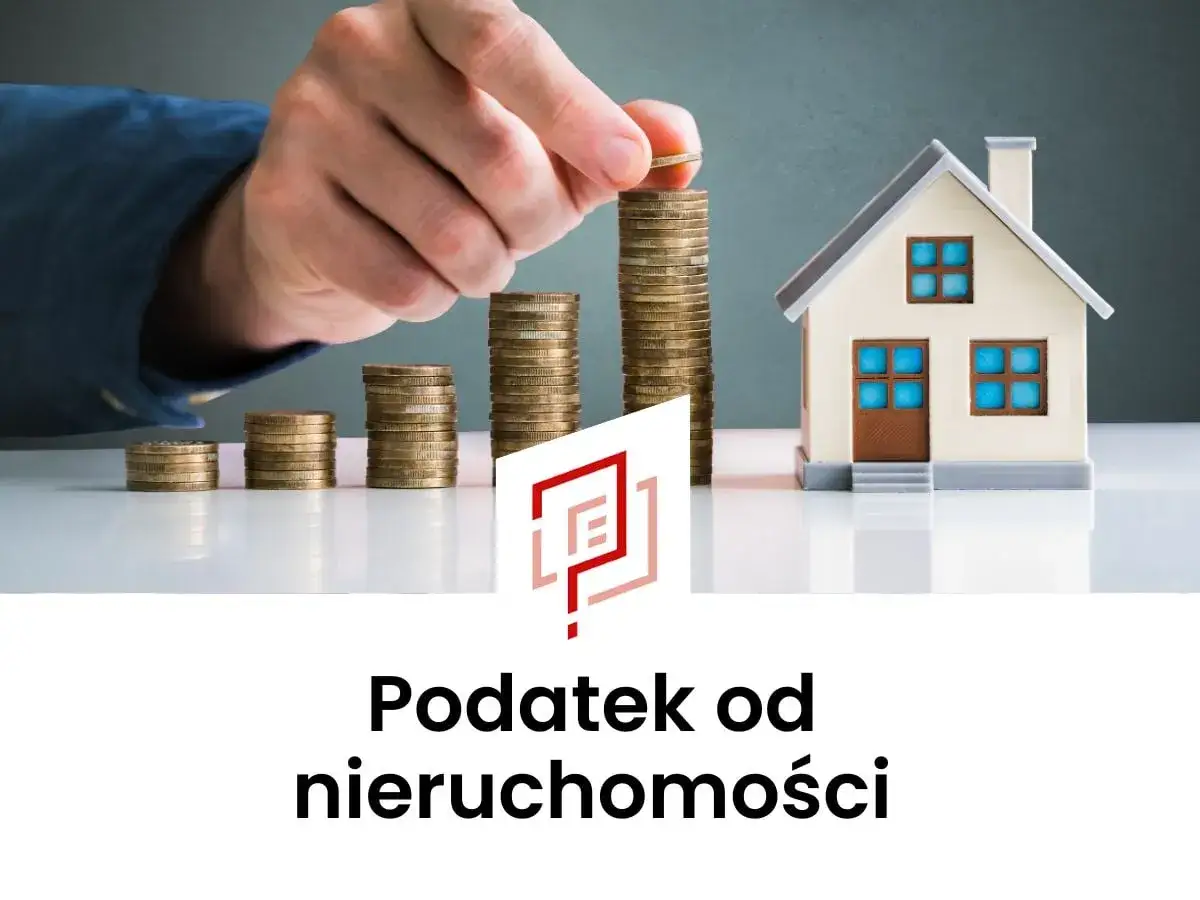 Ręka kładzie monetę na stosie, obok domku i rosnących stosów monet. Podatek od nieruchomości Poznań.