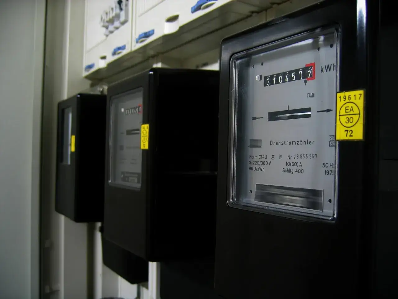 Liczniki energii elektrycznej. Na jednym z nich widać wynik 3104572 kWh. Aby obliczyć kw, potrzebne są dane z dwóch odczytów.