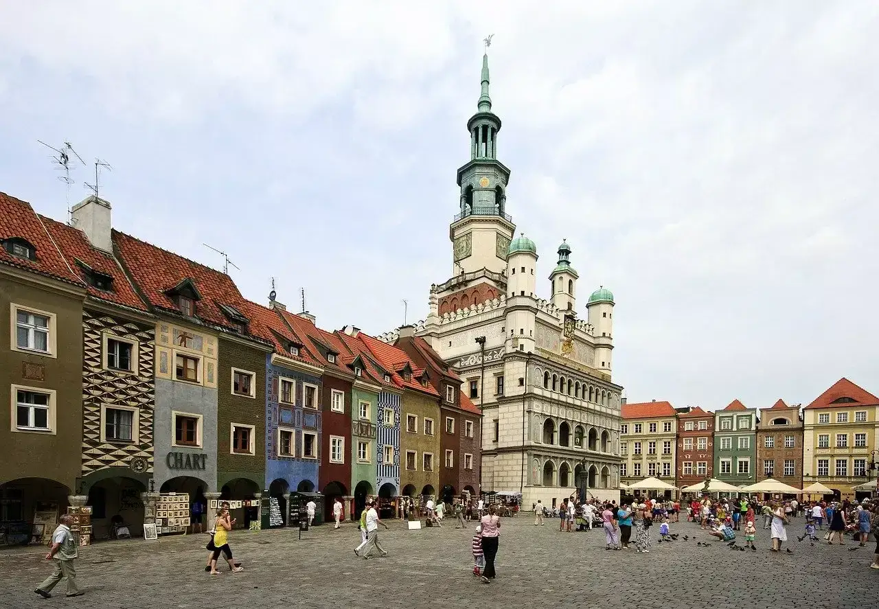 Kolorowe kamienice na Starym Rynku w Poznaniu, gdzie można dowiedzieć się o podatek od nieruchomości Poznań.
