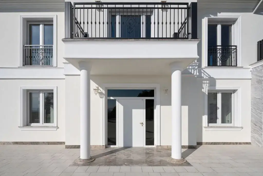 Zdjęcie Fasada budynku - kluczowe znaczenie i funkcje w architekturze