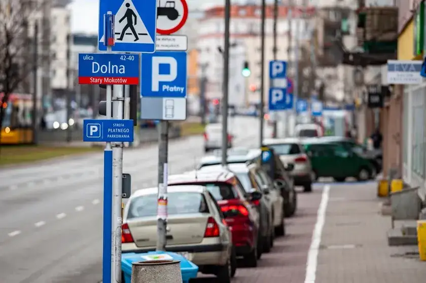 Zdjęcie Czy można parkować tyłem do budynku? Sprawdź, co mówią przepisy