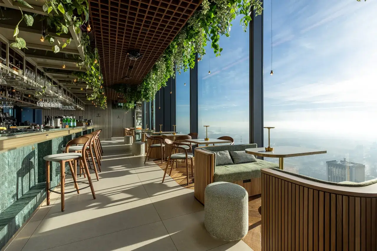 Elegancki bar z widokiem na panoramę miasta. Zastanawiasz się, ile ma najwyższy budynek w Warszawie?
