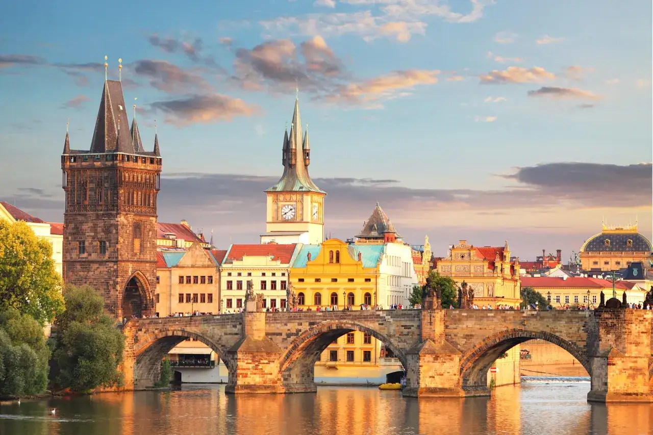Most Karola w Pradze o zachodzie słońca. Zastanawiasz się, ile kosztuje życie w Czechach?