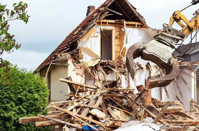 Zdjęcie Ile kosztuje rozbiórka budynku? Sprawdź ukryte koszty i pułapki