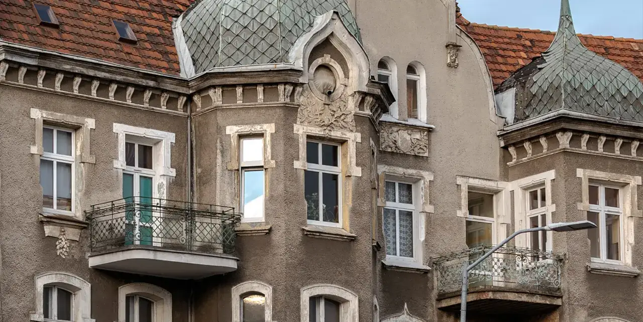 Stary dom z ozdobnymi detalami i wieżyczkami. Wiek domu decyduje, ile lat musi mieć, by być zabytkiem.