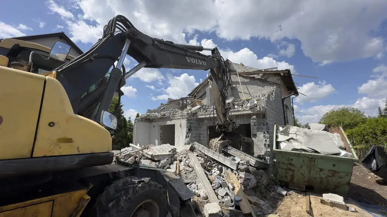 Koparka Volvo rozbiera budynek. Zastanawiasz się, ile kosztuje wyburzenie stodoły?