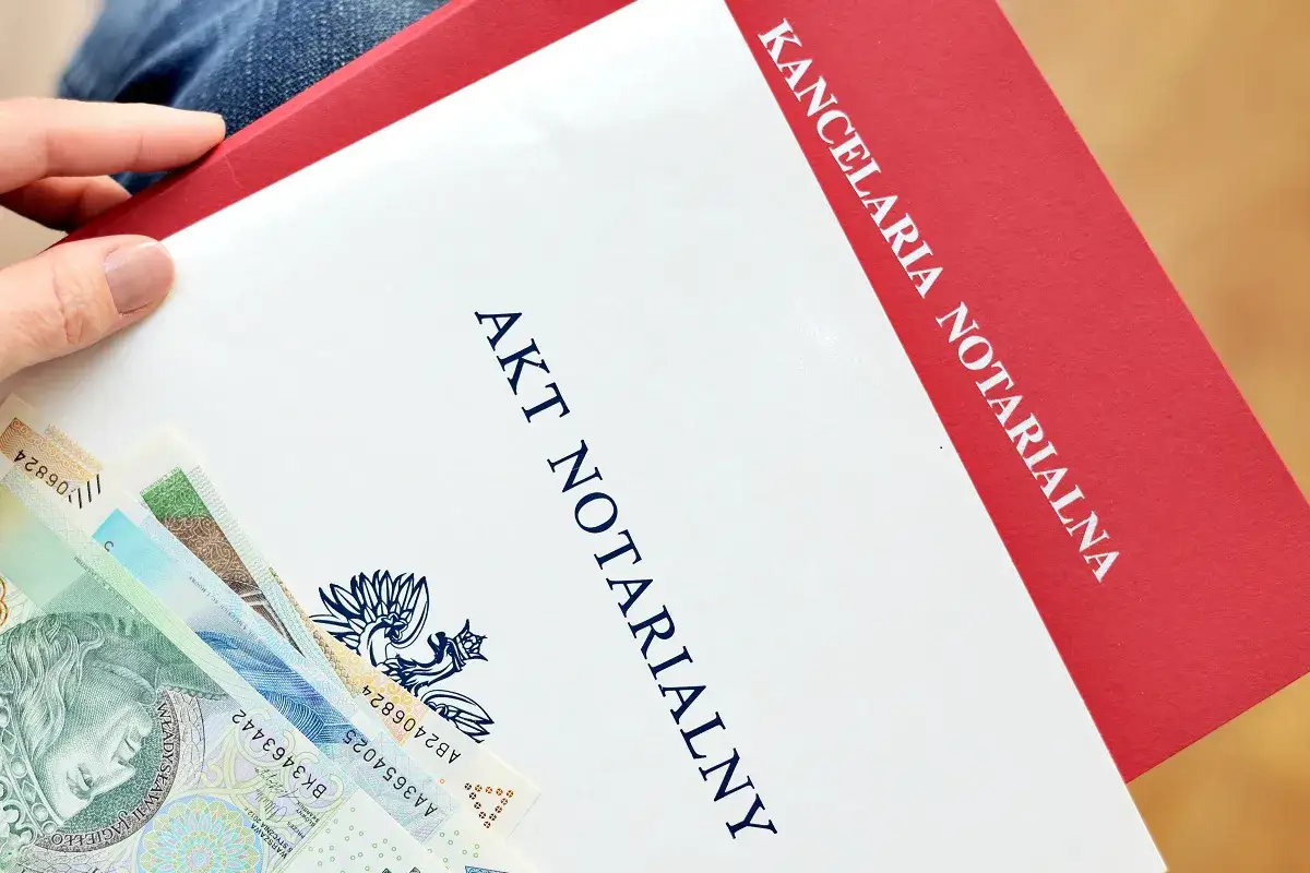 Akt notarialny i polskie banknoty. Zastanawiasz się, ile kosztuje notariusz?