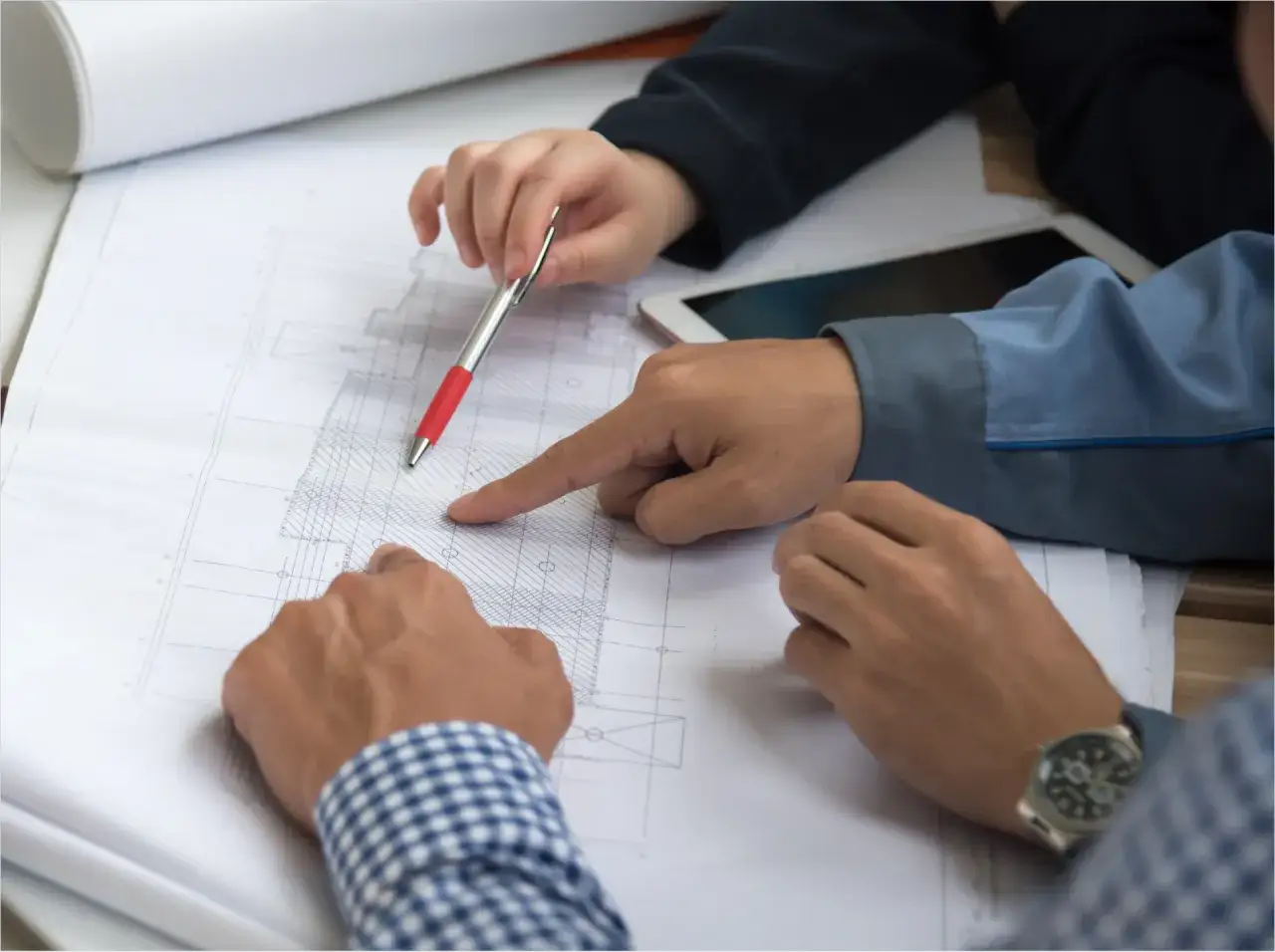 Dyskusja nad projektem i kosztorysem. Ile kosztuje ekspertyza budowlana? Analiza dokumentacji technicznej.