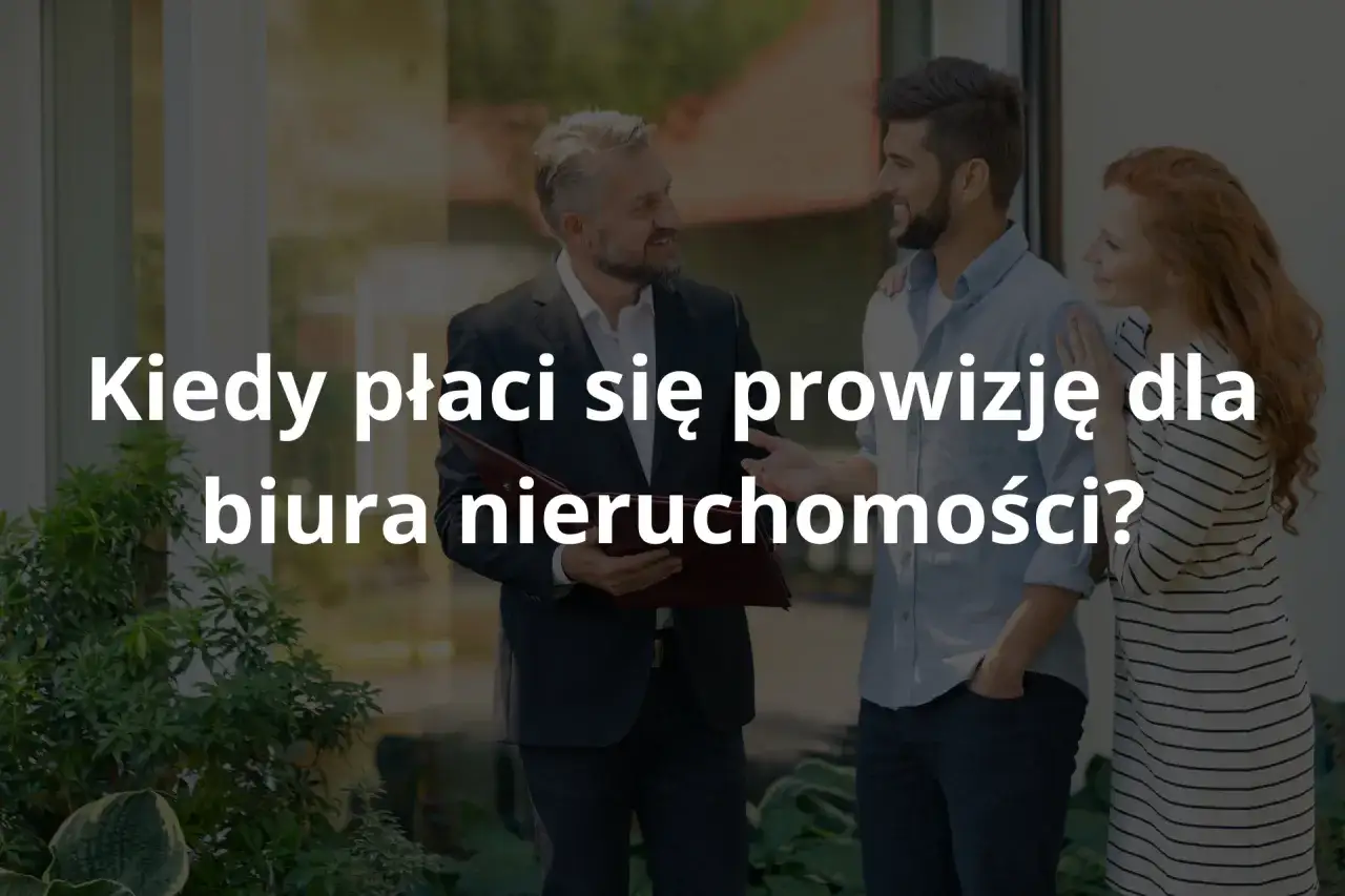 Agent nieruchomości rozmawia z parą. Kiedy płaci się prowizję dla biura nieruchomości przy sprzedaży?
