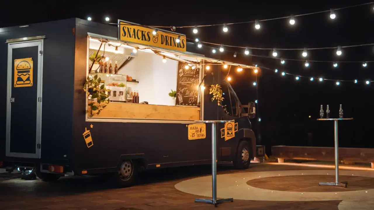 Ciemny food truck z napisem 