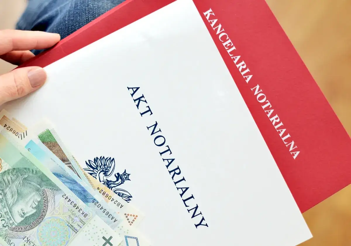 Akt notarialny z pieczęcią kancelarii i polskimi banknotami. Rozporządzenie dotyczące taksy notarialnej może być związane z tym dokumentem.
