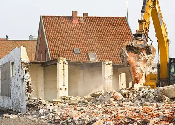 Zdjęcie Ile kosztuje wyburzenie budynku gospodarczego? Sprawdź ukryte koszty