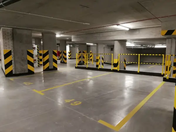 Nowe, puste miejsca parkingowe pod blokiem. Zastanawiasz się, ile kosztuje miejsce parkingowe pod blokiem?