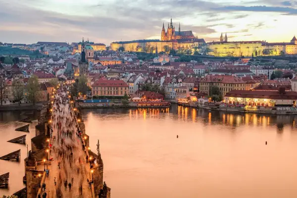 Zachód słońca nad Pragą, tłumy na Moście Karola. Zastanawiasz się, ile kosztuje życie w Czechach?